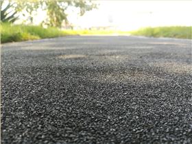 路面裂缝处置离不开沥青公路贴缝带和网裂贴：网裂贴施工后效果