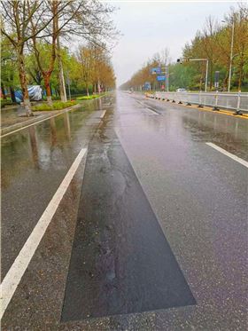 嘉格公路网裂贴粘贴到路面压实后效果 嘉格公路网裂贴粘贴到路面压实后效果