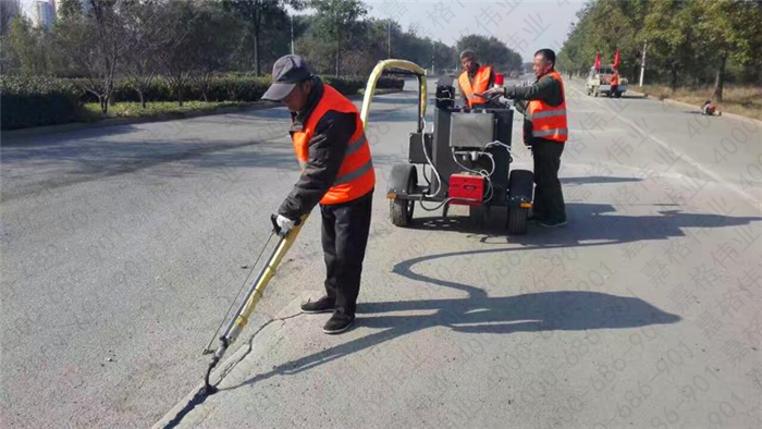 公路灌缝胶施工不到半年甚至几周就脱落的原因