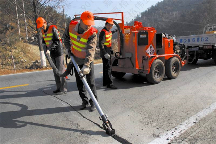 甘肃道路养护裂缝修补使用道路灌缝胶应用施工情况案例