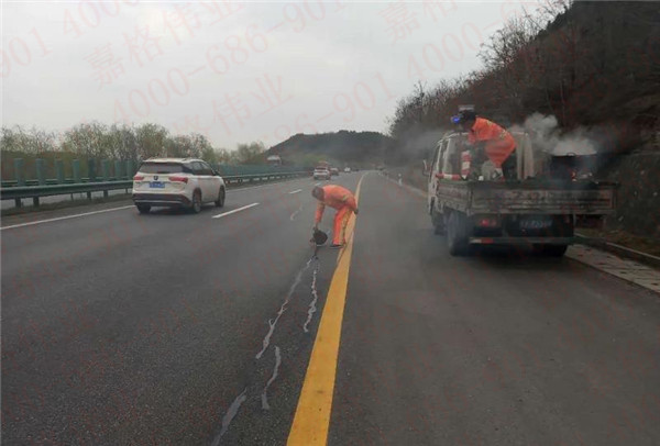 陕西西长高速选择高性能道路灌缝胶材料提高裂缝灌缝修补成功率