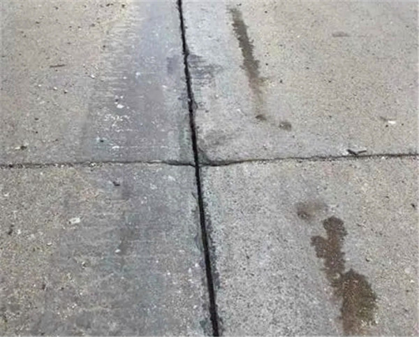 水泥道路混凝土板预留伸缩缝填充大家都采用道路灌缝胶