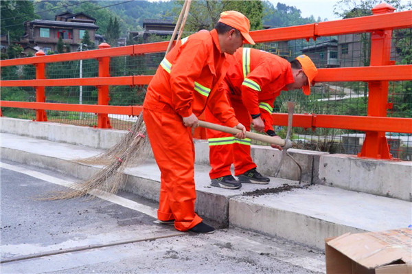 贵州都匀采用道路灌缝胶处理桥梁伸缩缝