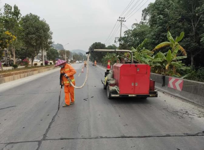 漳州采用道路灌缝胶修补水泥路面裂缝，提升路面有效修补率