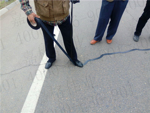 路面贴缝带助力贵州公路管理段预防性养护路面裂缝