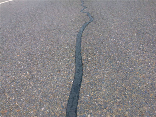 路面贴缝胶缩短道路裂缝养护修补的三个原因