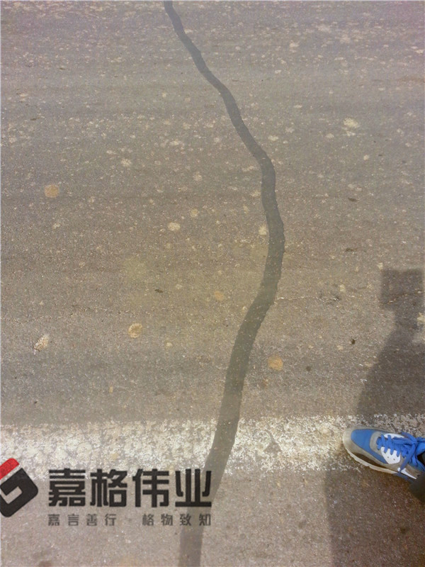 营口公路裂缝贴缝带贴缝工地写实5